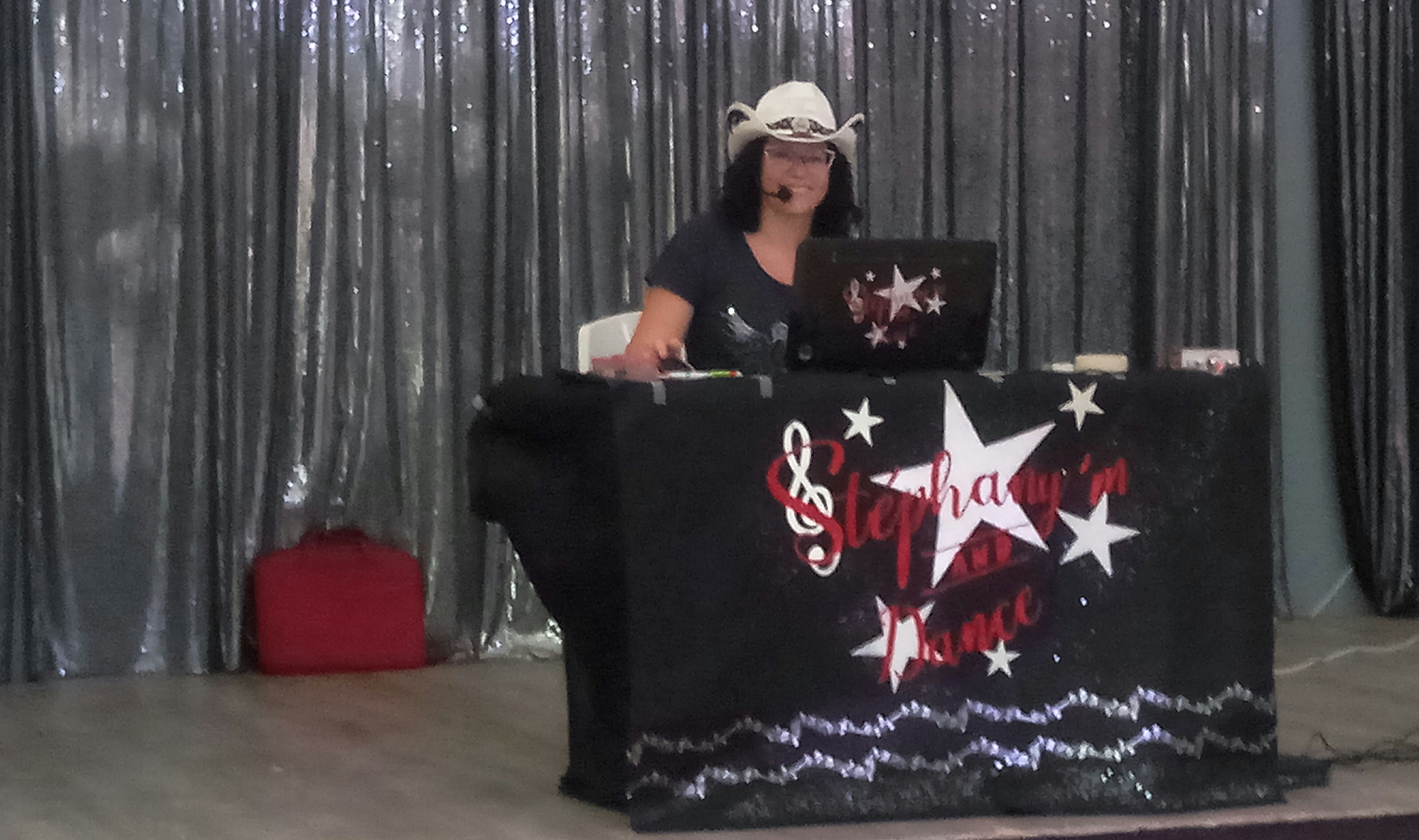 Stéphanie commence la danse country en 2004 et la passion s’impose immédiatement. En 2007, elle débute l’enseignement, trouvant un réel plaisir à transmettre et partager cet univers. En 2012, elle crée sa propre association, Rebels Country Dancers. Très active sur la scène country, elle anime de nombreuses soirées et événements tels que l’American Tours Festival (37) ou le festival Good Old Days (36), où elle intervient en tant que co-animatrice et DJ. Elle a également fait partie de l’équipe d’animateurs à Salou (Espagne) à plusieurs reprise. En parallèle, Stéphanie est DJ sur plusieurs événements majeurs : elle est récemment DJ au French Event à Bourges (36) en mai et organise chaque année le plateau des DJ du festival du Thomas Ranch (49) en juin. Soucieuse de proposer des cours de qualité, elle attache une grande importance à la formation continue. Sa dernière formation a été suivie auprès de l’organisme NTA. 